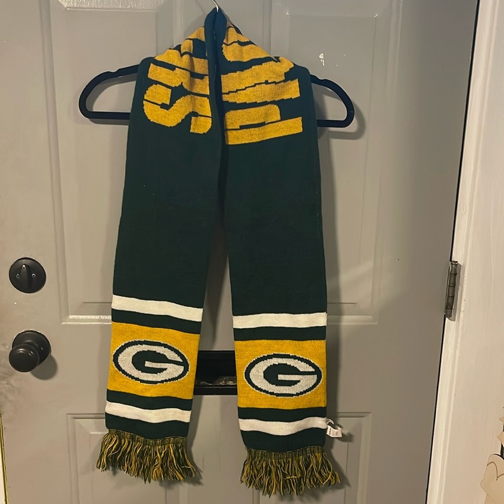 Green Bay packers scarf.